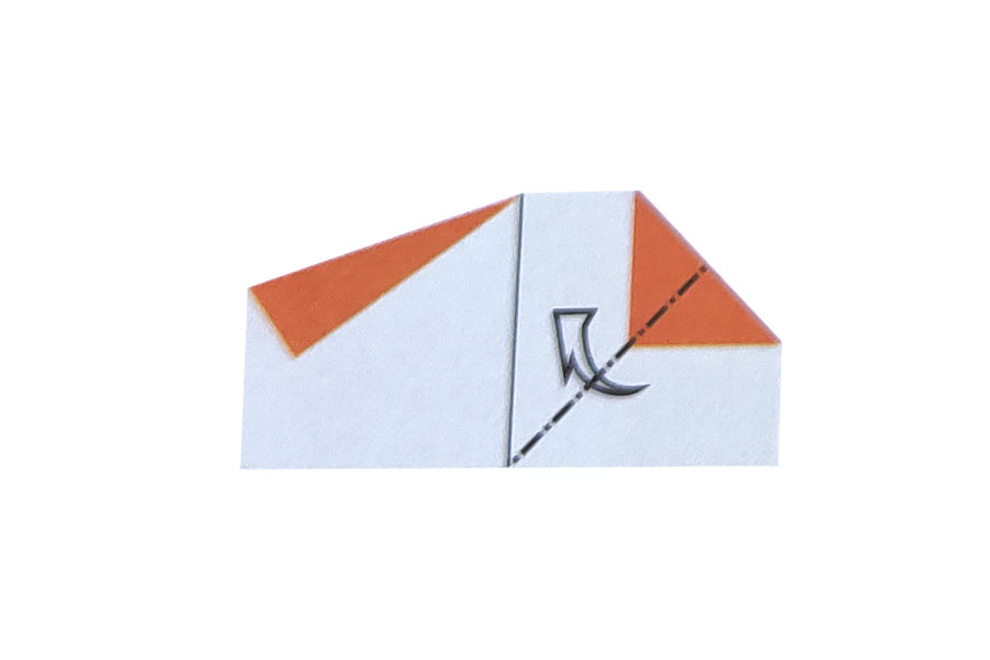 步骤6：将第一层沿峰线朝箭头方向拉起，压平。