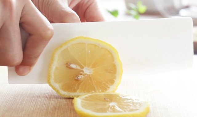 柠檬、生姜切成薄片。猪肝比较腥，柠檬和生姜可以多准备一些。