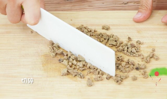 煮过的猪肝去除筋膜，切成碎末。  筋膜是猪肝腥气的主要来源，一定要去除干净哦。