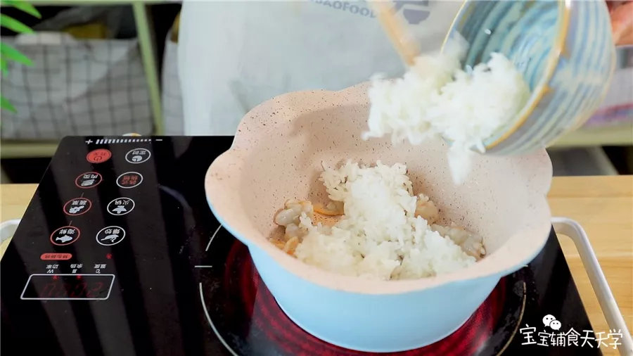 倒入米饭翻炒