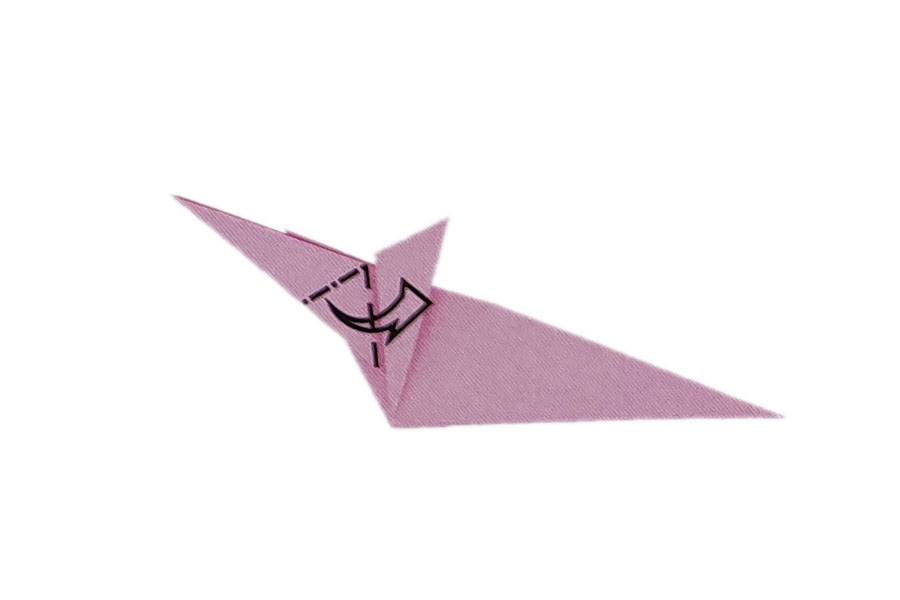 步骤9：将第二层口袋打开，沿谷线和峰线朝箭头方向拉起，压平。