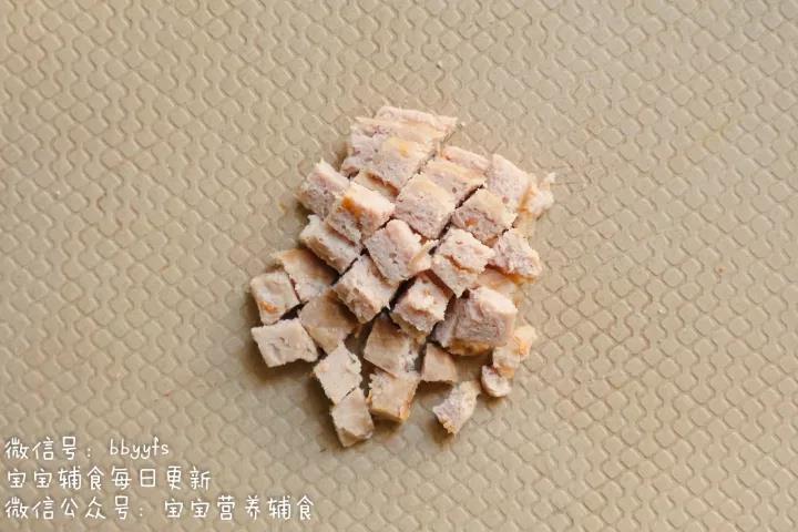 第3步：将午餐肉稍微解冻一下，然后切成小块儿状。