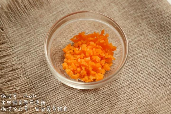 第7步：把胡萝卜也切碎。（切得碎碎的胡萝卜也更容易被煮软。）