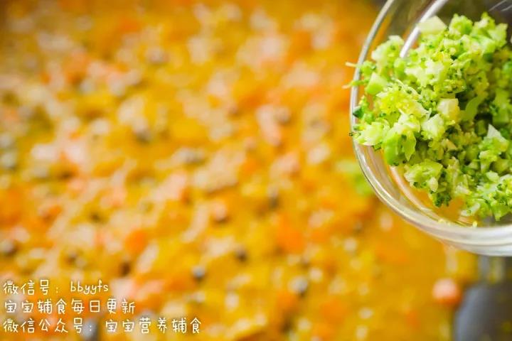 第14步：把胡萝卜煮软后，再加入西兰花翻炒一下。（西兰花煮的时间如果太长的话，容易变黄，颜色就不鲜艳了，所以咱们把青菜留着后放哈）