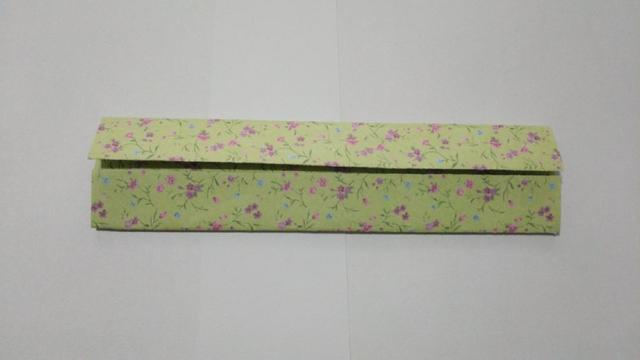 步骤3：接着再对折一次。