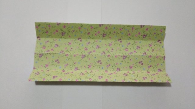 步骤4：对折2次之后，把纸张展开，下图为折痕。