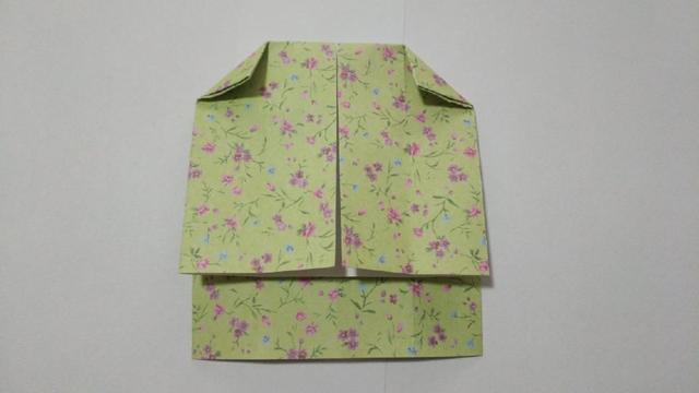 步骤6：然后把顶端左右2个角对折，对齐两边的第一条折痕。