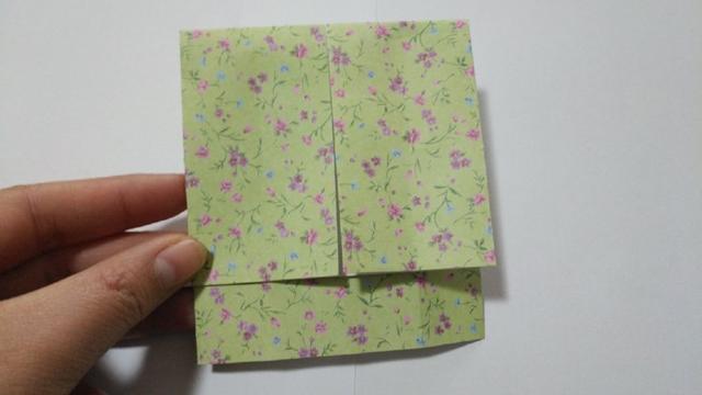 步骤5：接着把纸张反面对折，注意不要全部对折到底部，底部预留1.5cm左右。