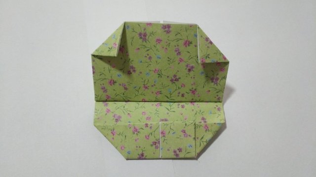 步骤13：顶端的左右2个角也对折。