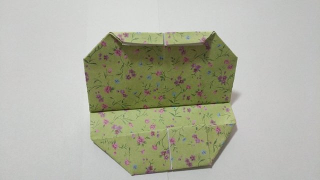 步骤14：折好之后，把对折的2个小角沿着折痕内折折到里面去，接着把纸张横向边缘往前对折5mm左右。