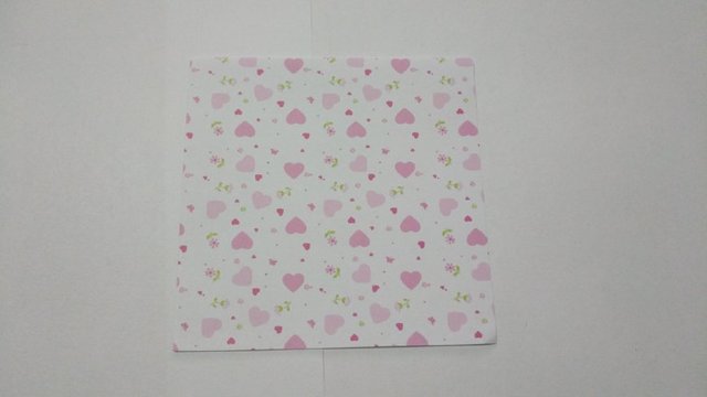 步骤18：接着我们再来说一下床罩的折法，取6cm正方形纸。