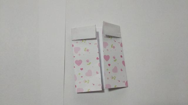 步骤23：折好之后把纸张翻到反面，左右2边往中间对折，这样折纸床罩就做好啦！