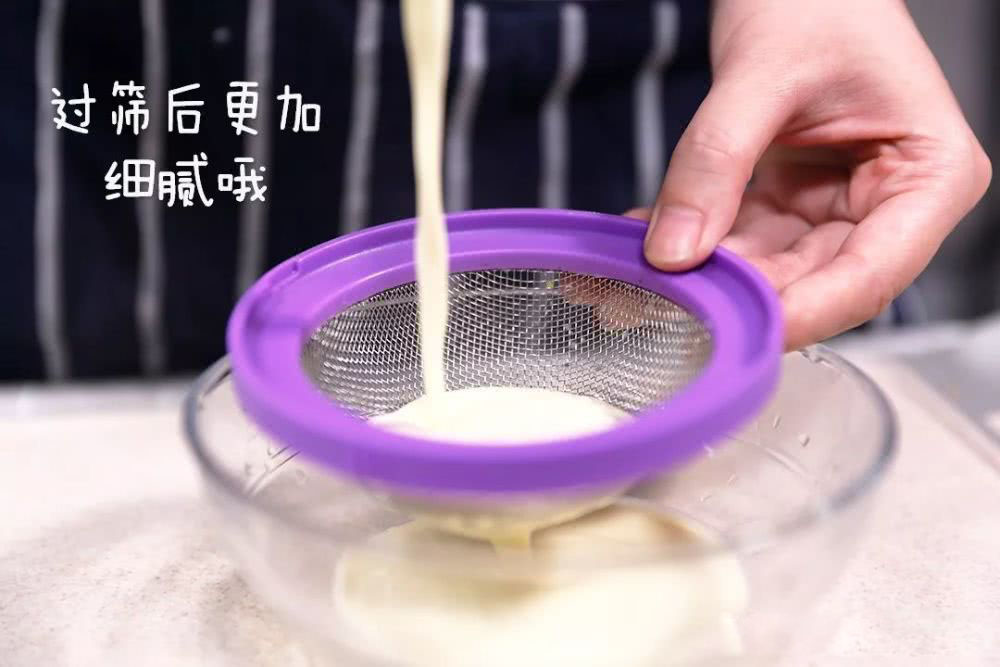 搅打好的米布液，用滤网过滤一遍，口感会更加细腻。（过筛这一步既能去除气泡，也能让米布液更加的顺滑！如果家里的料理机无法打得特别细腻，可以购买水磨粘米粉。这样做出来的米布，口感会更好）