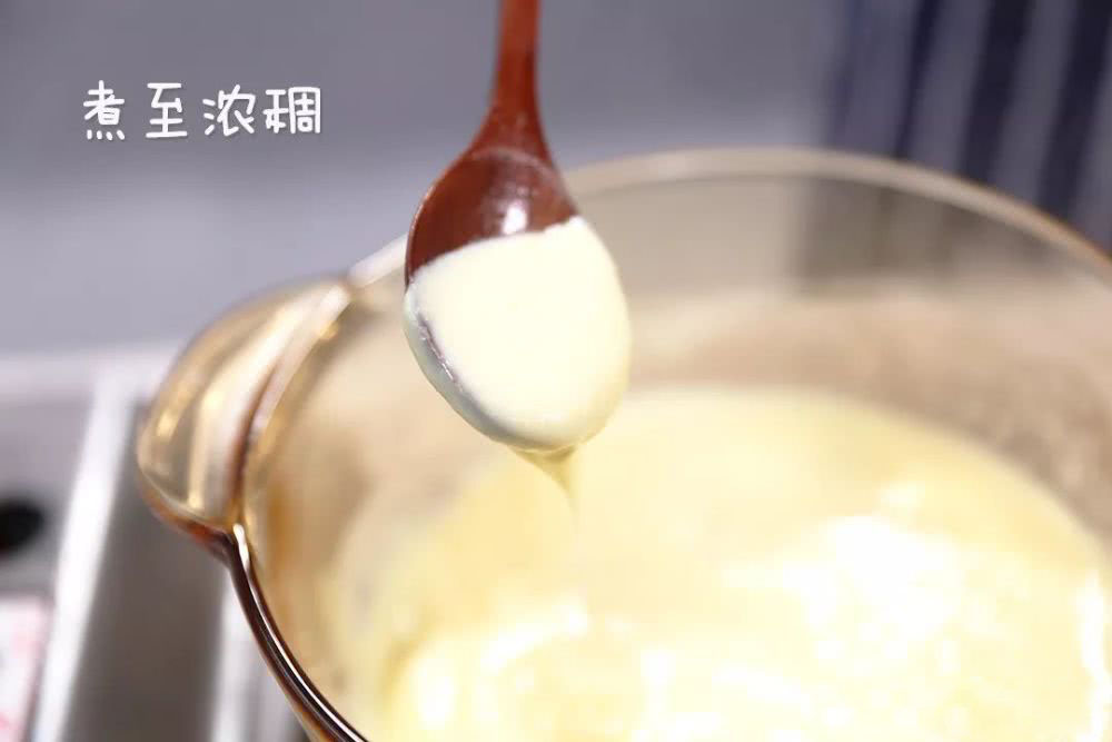 注意火不能开太大，煮至浓稠，大概需要两三分钟的时间。（全程需不断搅拌，避免糊锅）