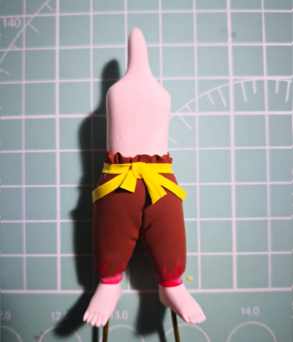 步骤7：下面给他系上腰带。