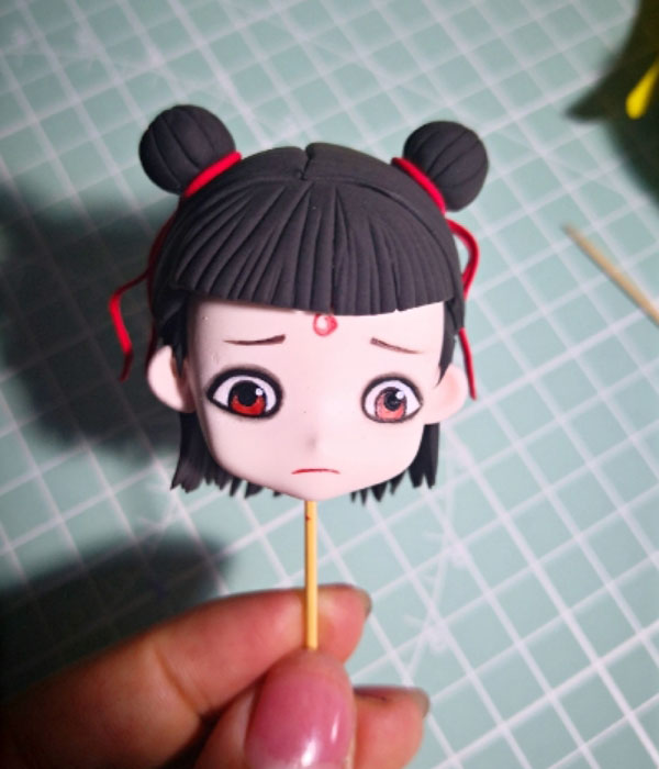 步骤10：头部给他捏上头发。