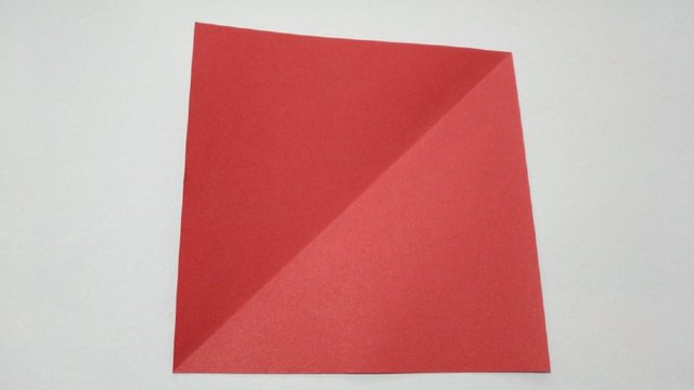 步骤1：准备纸张：我这里用的是12cm的正方形纸张，不用太大，这个尺寸做出来的爱心正好在手心里那么大。