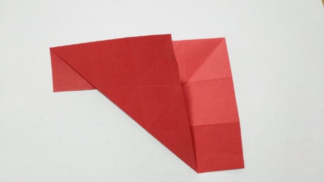 步骤4：然后把右边对折好的纸张先打开，接着左边的纸张也是一样的往右对折，对齐最右边第1道折痕，这样左右2边的折痕就对折好了。