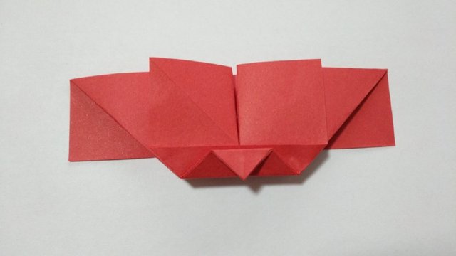 步骤6：接着把最底部的小三角3等分，就是先往上对折3分之一，接着再往下对折三分之一纸张。最后就是下图的样子。