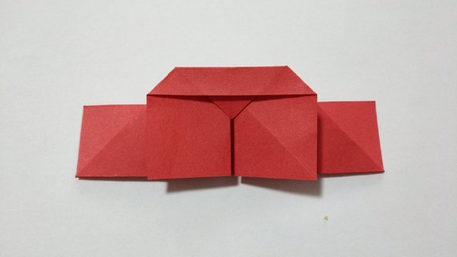 步骤8：内折好了之后，把纸张调转方向，摆放到下图的样子。