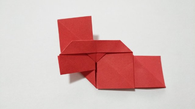 步骤10：然后把最左边长的纸张沿着折痕对齐中间左边短的纸张，压平折下去，然后再把中间最左边的纸张翻回到左边，就是下图的样子。