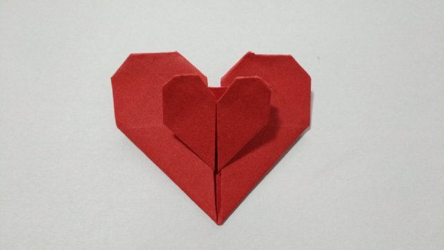 步骤15：折好之后，翻回到纸张的正面，好啦，一个漂亮的双爱心折纸就折好了。是不是很简单呢？