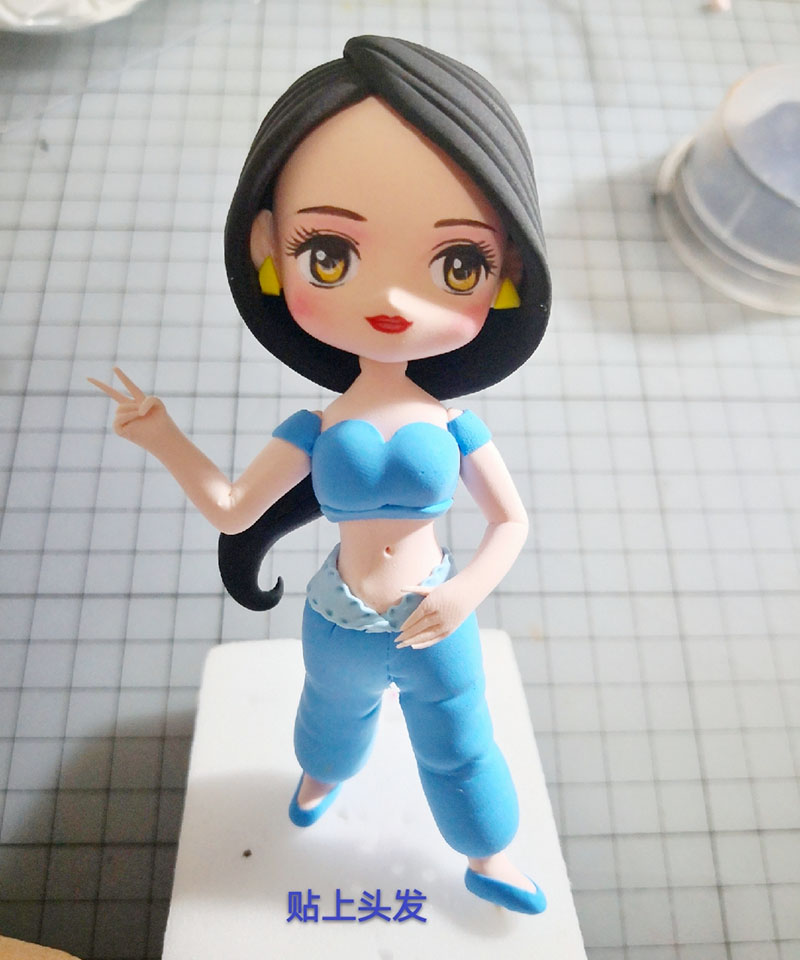 步骤5：贴上头发。