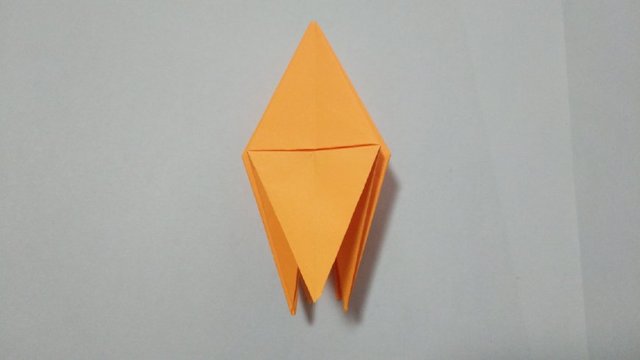 步骤11：然后把左右2边纸张沿着折痕折到里面去，折好后就是下面的样子。