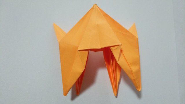 步骤13：然后把左边的老虎头部的纸张和右边的老虎尾巴的纸张先折下来，把中间的三角分别折出下图的样子，左边的三角往左对折，右边的三角往右对折，反面的纸张也是一样的对折。