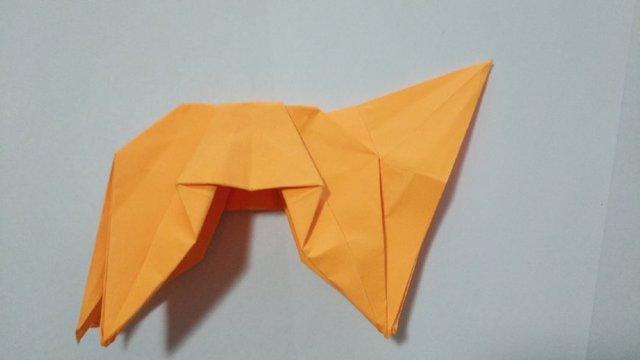 步骤17：接着我们来折老虎的头部，把最右边的三角形先展开。