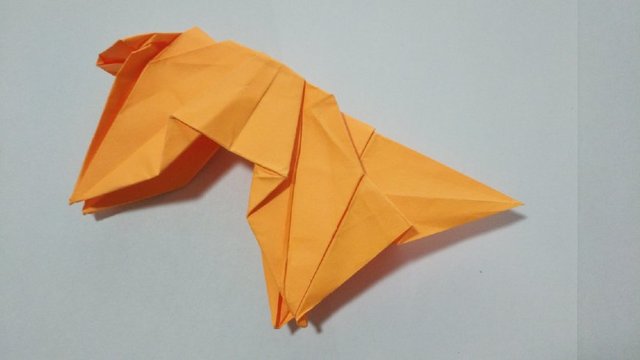 步骤20：老虎的头部折好了，然后接着把另一边对称的三角纸张展开。