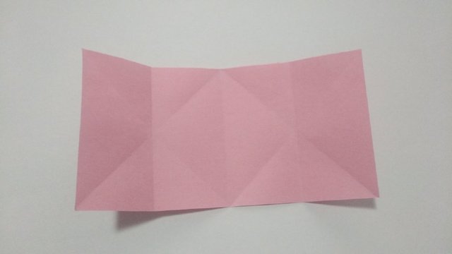 步骤4：然后把纸张展开，这样折纸花球需要的折痕就折好了。具体折痕下图。