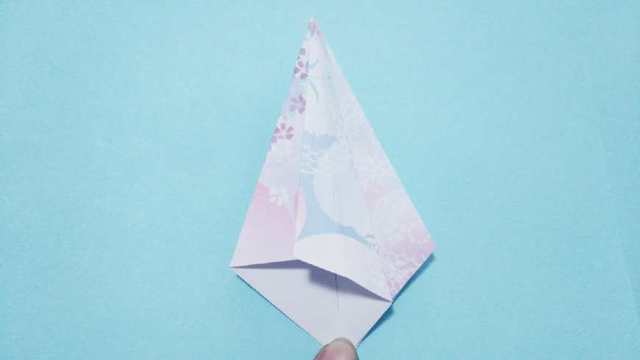 步骤4：8条边折好之后，接着同样的把边从中间压下去，对齐中间的折痕，往下压平对折，这样是由8条边折出16条边来。