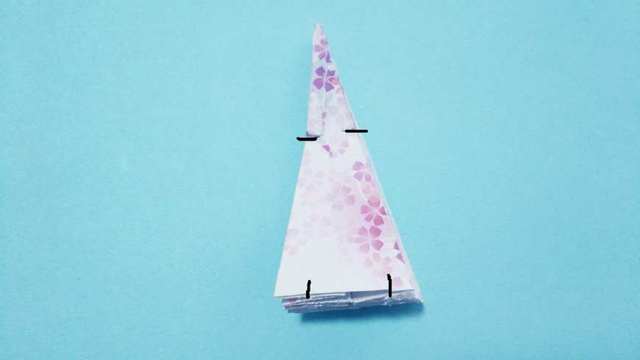 步骤6：剪好之后就是下图的样子，然后接着按照我图上标注的三角腰部的2个位置和三角底部边缘的2个位置，用剪刀剪出来。