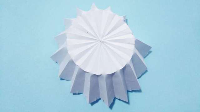 步骤7：剪好之后，把纸张全部展开，就是32等分，然后把纸张沿着折痕往外翻折，折出下图的样子。