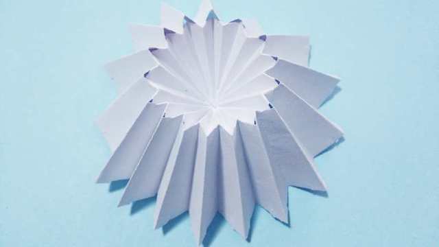 步骤8：然后，注意这一步是按照上面一步折好之后，接下来，下面的折痕，原来是峰折的现在变谷折，就是按照相反的方向折，折好之后就是下图的样子。