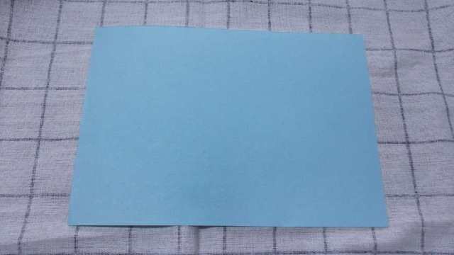 步骤1：准备材料：1张A4纸，A4纸应该是国际采用的标准折纸飞机的纸张