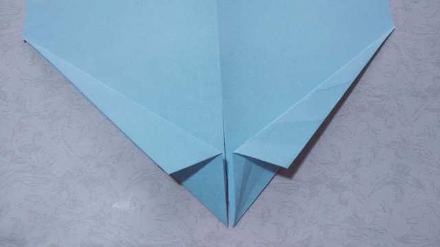 步骤7：接下来的一步，是拿剪刀把纸张从下往上沿着画线部分剪开，一直剪到虚线部分的顶点。这里也可以剪裁小于虚线顶端的距离。