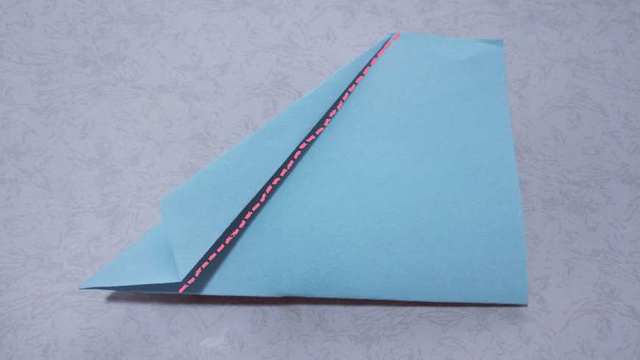 步骤8：剪好了之后，把纸张左右2边对折，对折到下图的样子，然后注意我用粉色虚线标注的位置。