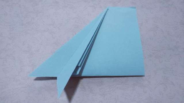 步骤9：把粉色虚线左边的三角沿着粉色虚线往右对折。