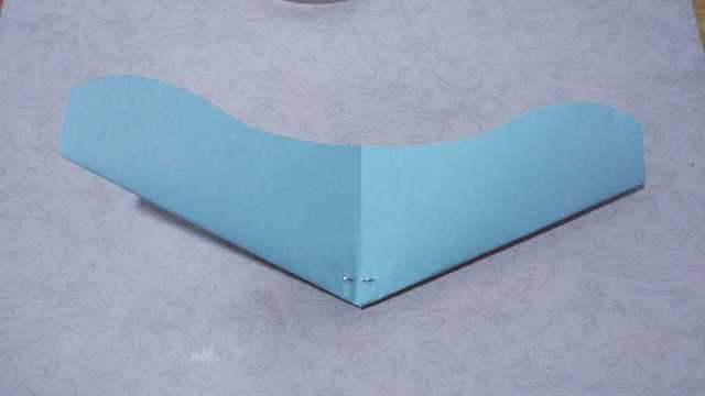 步骤16：最后用订书机在飞机头部订一下，订的时候注意左右2边的对称和平衡，一定要对称，要不然可能会造成飞机机头不平衡，导致飞机飞不远或者机头降落。下图是Paperang纸飞机折好后的正面的样子，设计非常简单大方。哦，对啦，折好后记得把飞机2边的机翼往上稍微折一下，形成一种弧度。