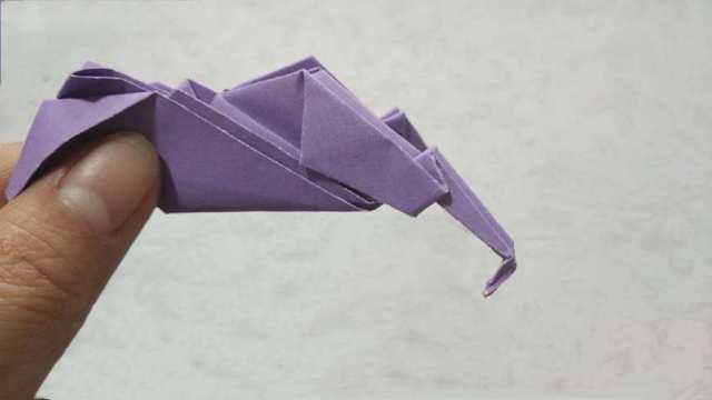 步骤8：最后把最底部的小三角往前折一下，折出小狗的前面的脚来。