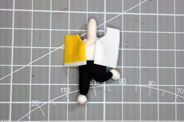 步骤2：用黄色和白色黏土捏出热巴的衣服，如下图。