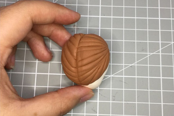 步骤7：浅棕色粘土做为热巴的头发。