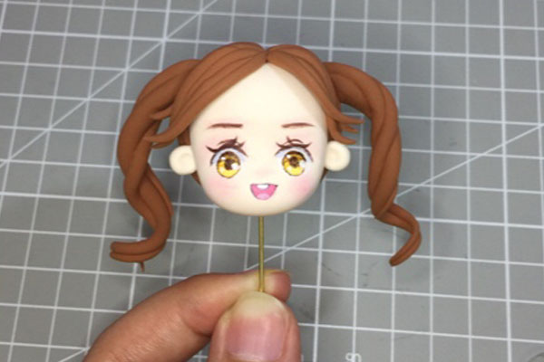 步骤8：然后是她的辫子和发髻。