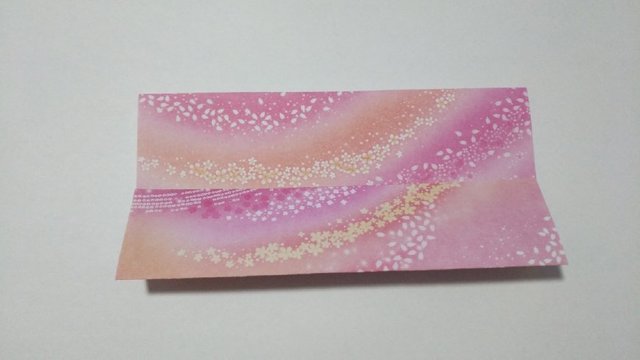 步骤2：把纸张先横向对折，然后左右2边的纸张往中间对折，对齐刚才的折痕。