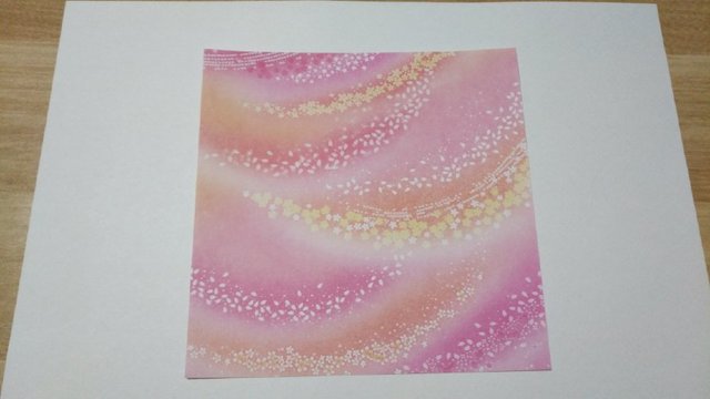 步骤1：准备材料：1张15cm的正方形纸。其他尺寸也可以哦，但是最好不要小于15cm，太小折出来的扇子也就比较精致啦。