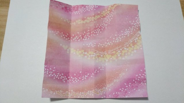 步骤7：然后全部展开，就是横向16道折痕，竖向5道折痕。