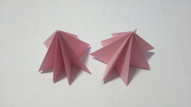 步骤6：然后另外取一张纸，做法和伞面一样的步骤，做出2个一样的伞面。