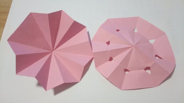 步骤8：剪好之后把纸张展开，左边的纸张是伞面，右边的带孔的是伞骨，接下来就需要把伞面和伞骨组合在一起啦。